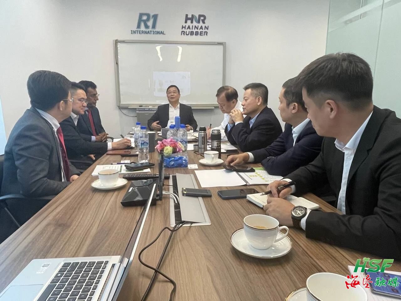 包洪文一行与R1公司座谈互换。